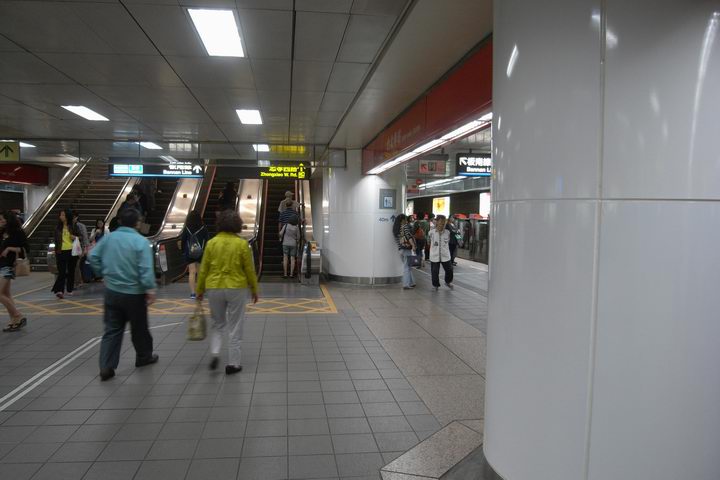 台北車站の淡水線ホーム