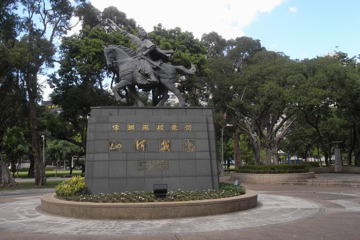 林森公園の南京東路側の入り口にある「岳武の像」