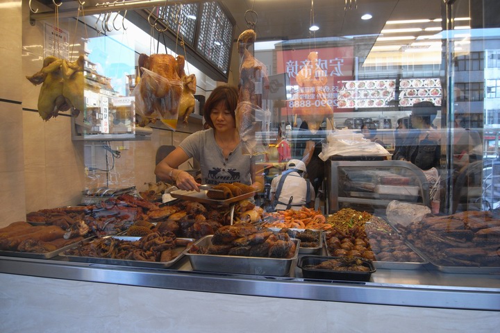 通りの惣菜店（肉屋さん）