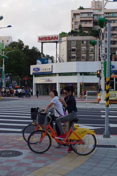 森林公園脇、信義路の歩道にて